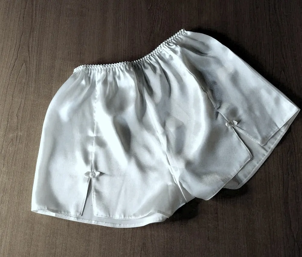 Luxusní dámské saténové kalhotky/šortky 6013-1 bílá XL