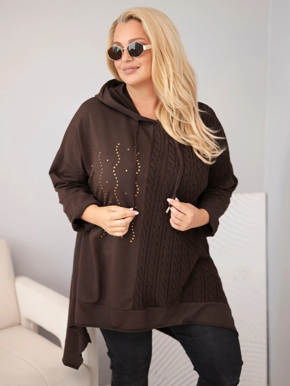 Dámská dlouhá bavlněná mikina Plus Size s kapucí a pleteným detailem ART24336-3 hnědá univerzální 2XL - 4XL