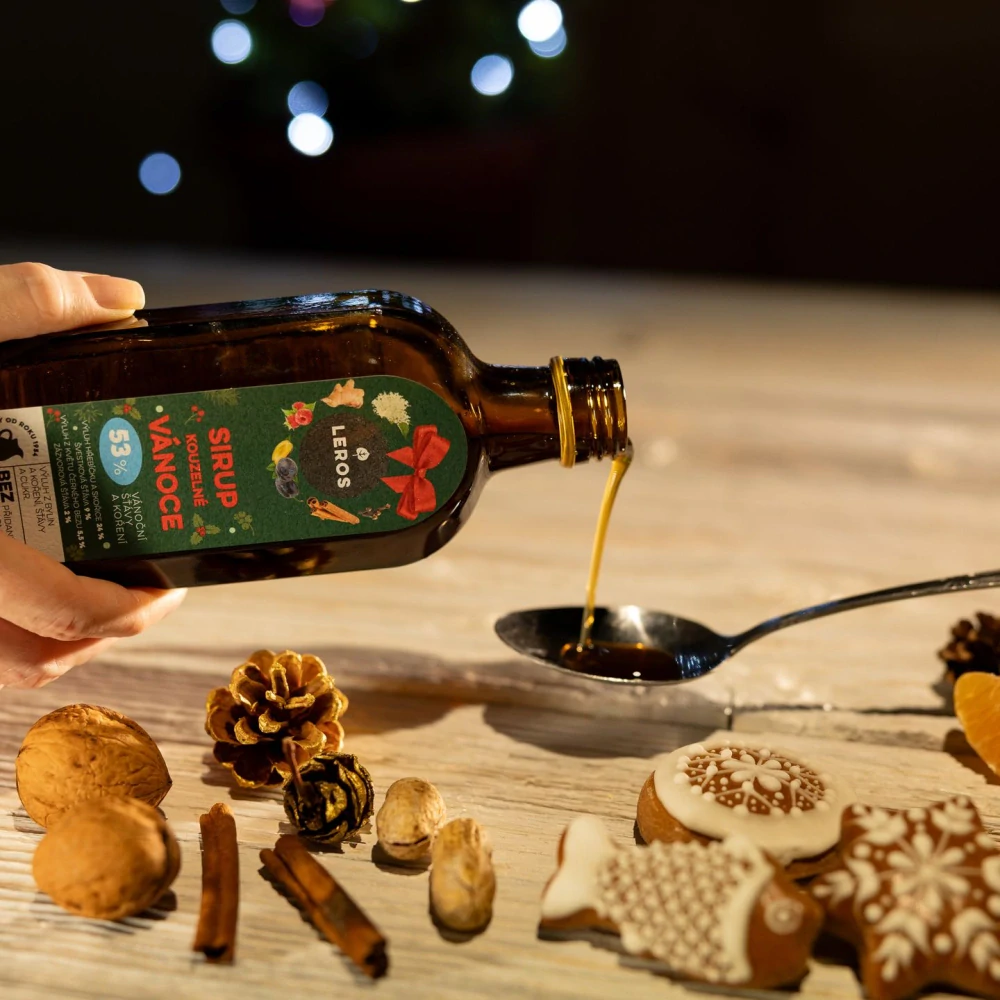 LEROS Sirup Kouzelné vánoce 250ml Sirup ze švestkové šťávy s výluhem hřebíčku a skořice. Bez aromat, umělých sladidel a barviv. Vhodný k dochucení čaje, punče, dezertů i vody