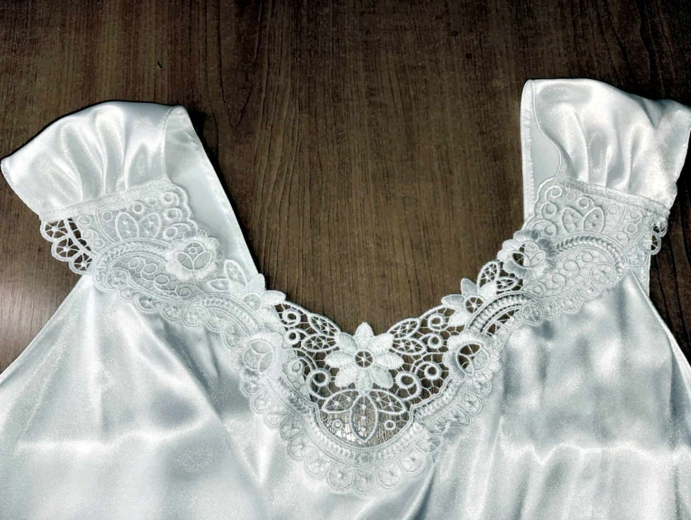 Luxusní dámská saténová KOŠILKA dlouhá s krajkovou vsadkou 0391-1 bílá S