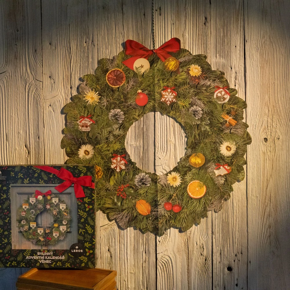 LEROS Adventní kalendář čajový s jedinečným věncem - 24 druhů bylinných čajů + 3 sady dekorace: Vánoční ozdoby, lesní zvířátka, přírodní motivy 