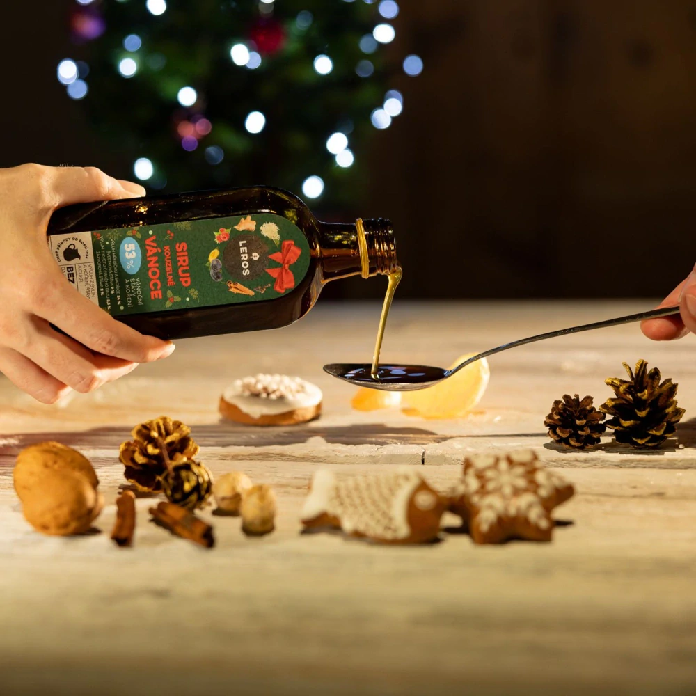 LEROS Sirup Kouzelné vánoce 250ml Sirup ze švestkové šťávy s výluhem hřebíčku a skořice. Bez aromat, umělých sladidel a barviv. Vhodný k dochucení čaje, punče, dezertů i vody