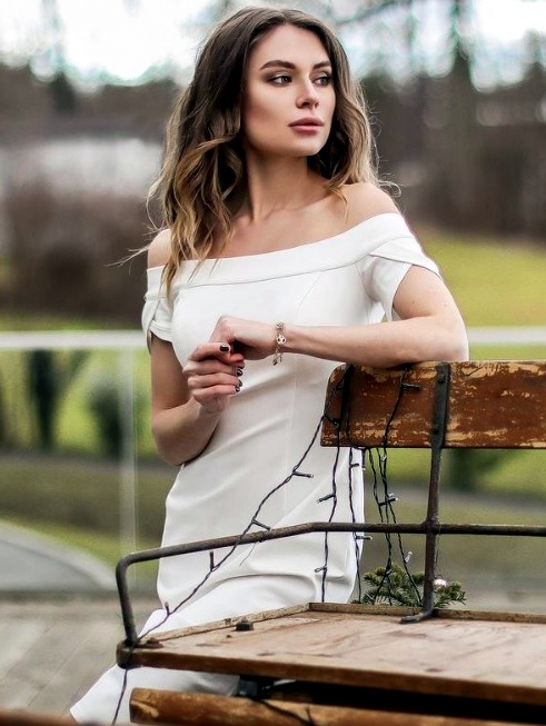 Elegantní pouzdrové ŠATY MIDI EP05968WH bílá S / M