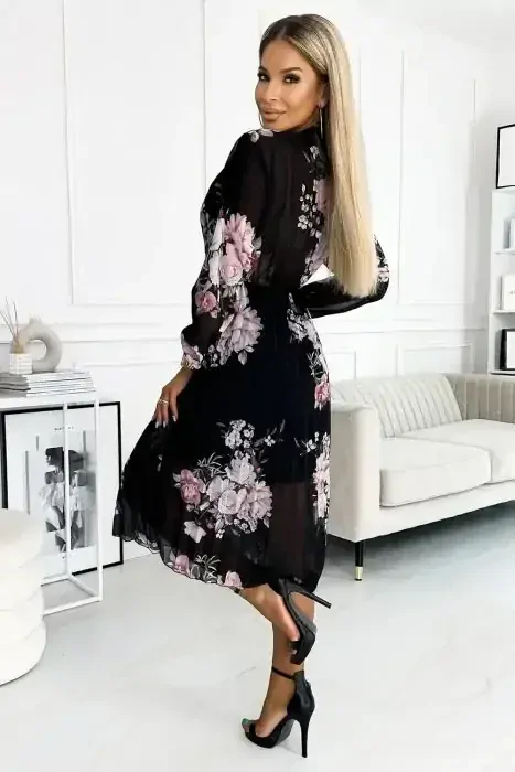 Numoco 449-3 CARLA Plisované midi šaty na knoflíky a dlouhý rukáv - růže na černém pozadí UNI