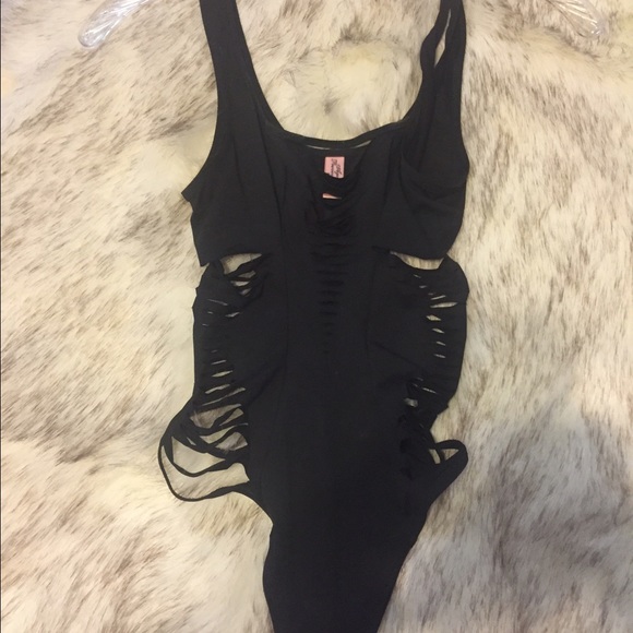 SEXY JEDNODÍLNÉ PLAVKY s prostřihy 80401673-2 černá XS, 60% SLEVA