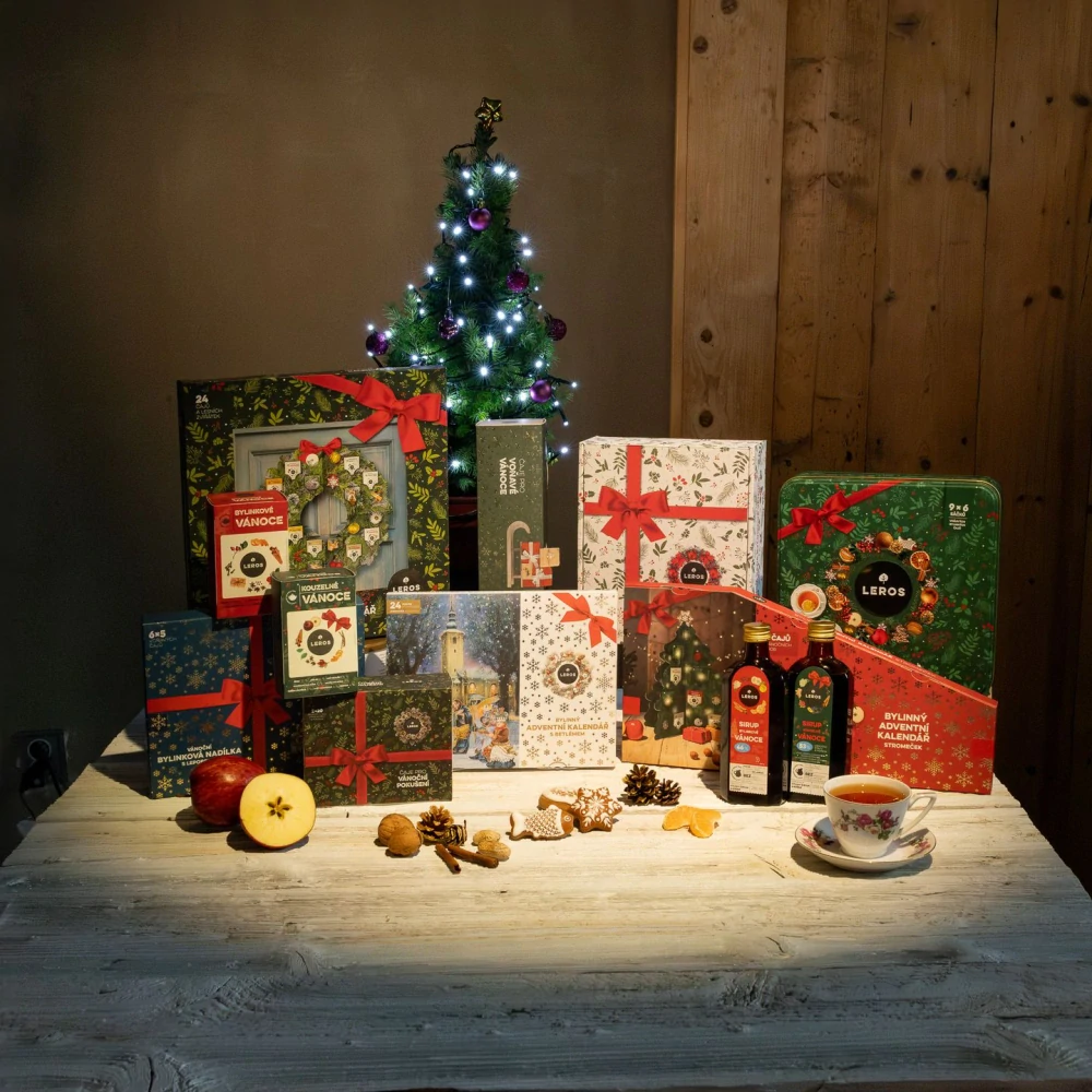 LEROS Adventní kalendář čajový s jedinečným věncem - 24 druhů bylinných čajů + 3 sady dekorace: Vánoční ozdoby, lesní zvířátka, přírodní motivy 