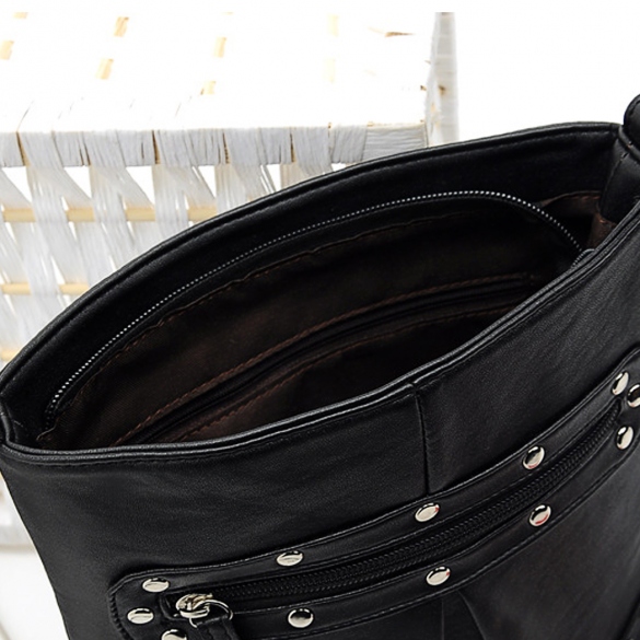 Dámská KABELKA kůže s druky přes rameno CROSSBODY černá 7029742-2