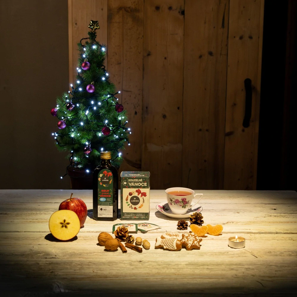LEROS Sirup Kouzelné vánoce 250ml Sirup ze švestkové šťávy s výluhem hřebíčku a skořice. Bez aromat, umělých sladidel a barviv. Vhodný k dochucení čaje, punče, dezertů i vody