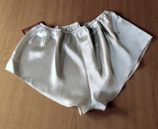 Luxusní dámské saténové kalhotky volné 6015-5 stříbrná M / L / XL